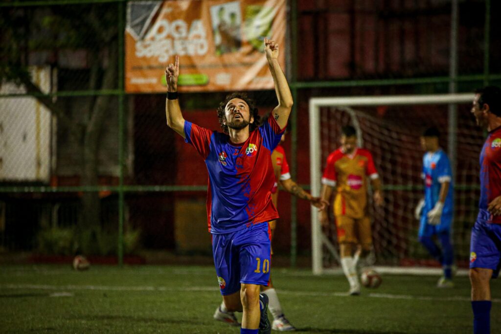 Destaque do jogo pelo SBT/Jornada, Allan comemora seu gol na vitória sobre a Rádio Tupi