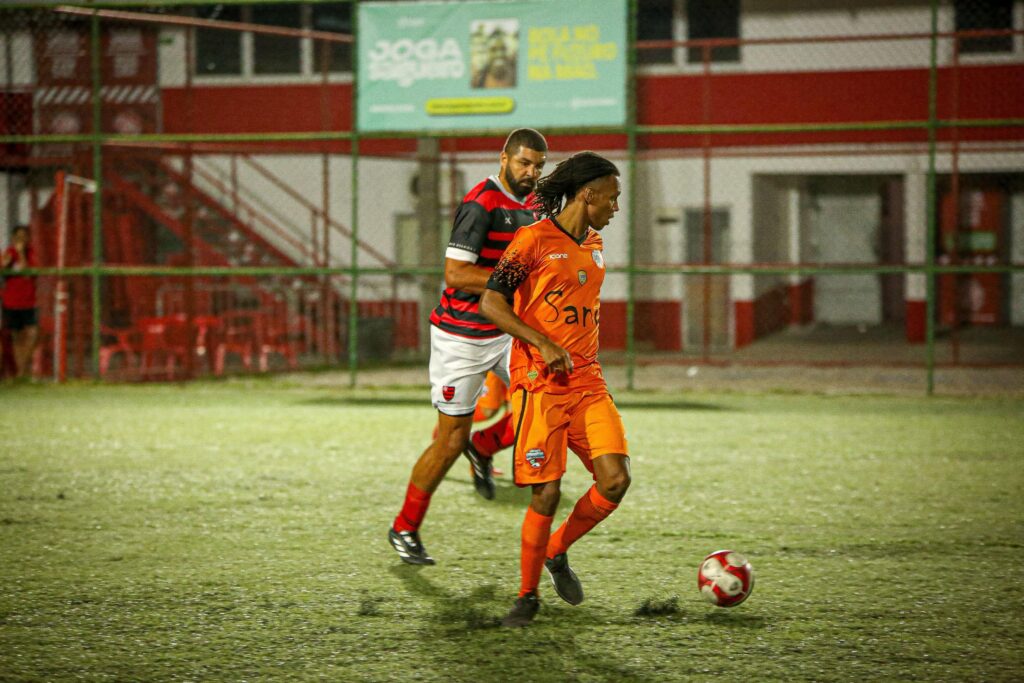 Luiz Rafael e Olivinha disputam jogada no duelo entre Sintonia Esportiva e FlamengoTv