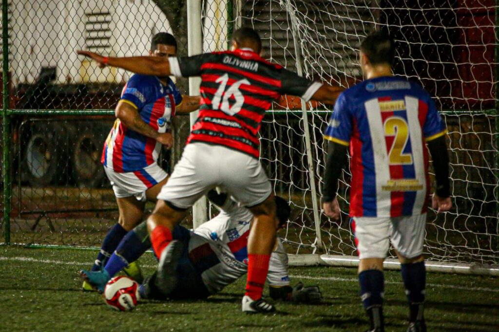 Zaga da Bandnews FM observa Olivinha dentro da pequena área. Camisa 16 da FlamengoTV marcou 4 gols