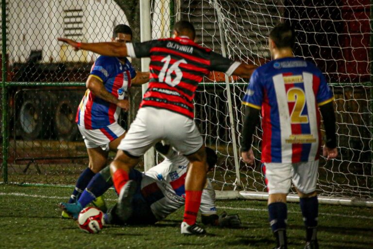 Zaga da Bandnews FM observa Olivinha dentro da pequena área. Camisa 16 da FlamengoTV marcou 4 gols
