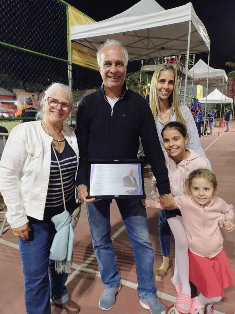 Eraldo Leite com seus familiares, após a entrega de uma placa em homenagem aos seus 50 anos de carreira, no campo do G.R.E.S. Salgueiro, no Andaraí. Foto: Igor Serrano