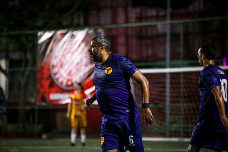 Fabiano Bandeira da Transamérica comemora seu gol na vitória por 3 a 0 diante da Rádio Tupi