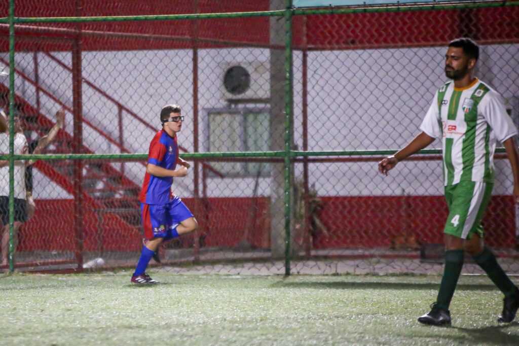 Decepção e alegria: Wilson Fort comemora seu gol, enquanto Mário lamenta, no empate por 3 a 3 entre SBT/Jornada e Rádio Globo/CBN