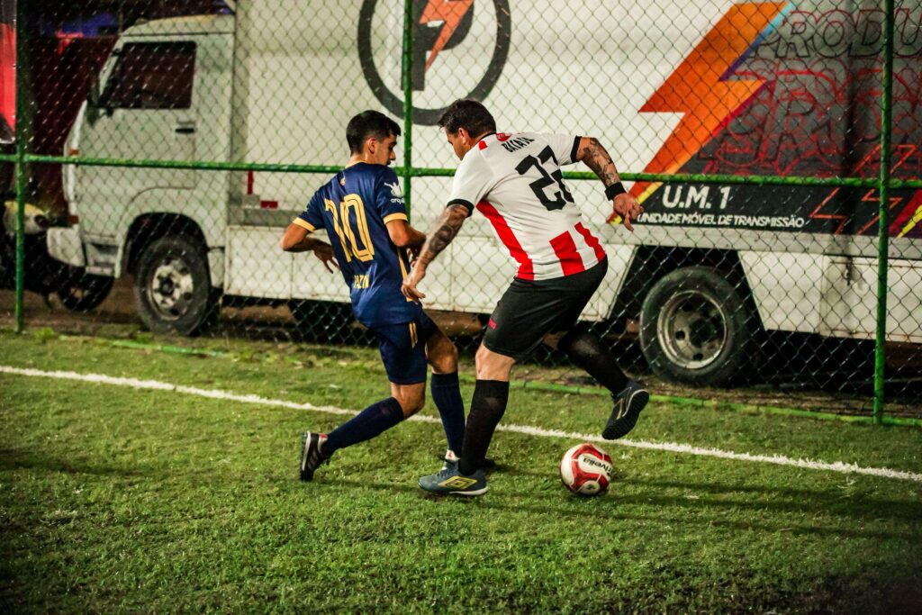 Batata (ESPN) e PH ( Lance) disputam bola durante a vitória da equipe azul; Créditos: Giselle Garcia