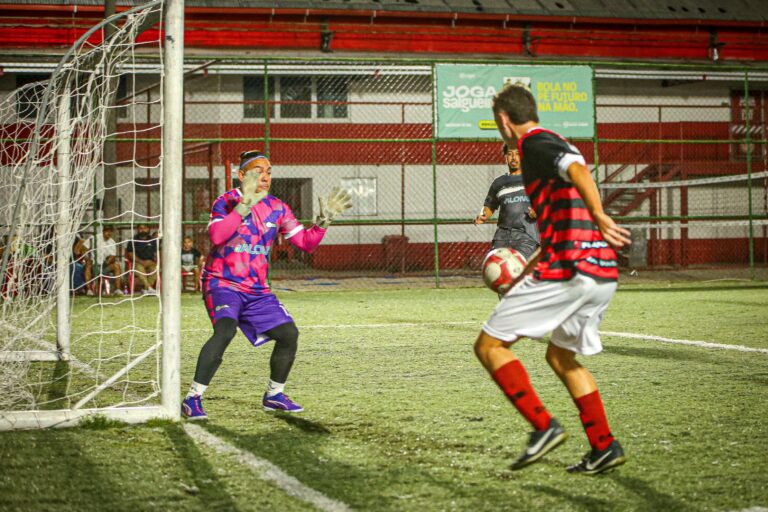 Maycon, goleiro da Antena Esportiva, impede gol de Gavinho da FlamengoTV Créditos: Will Felismino