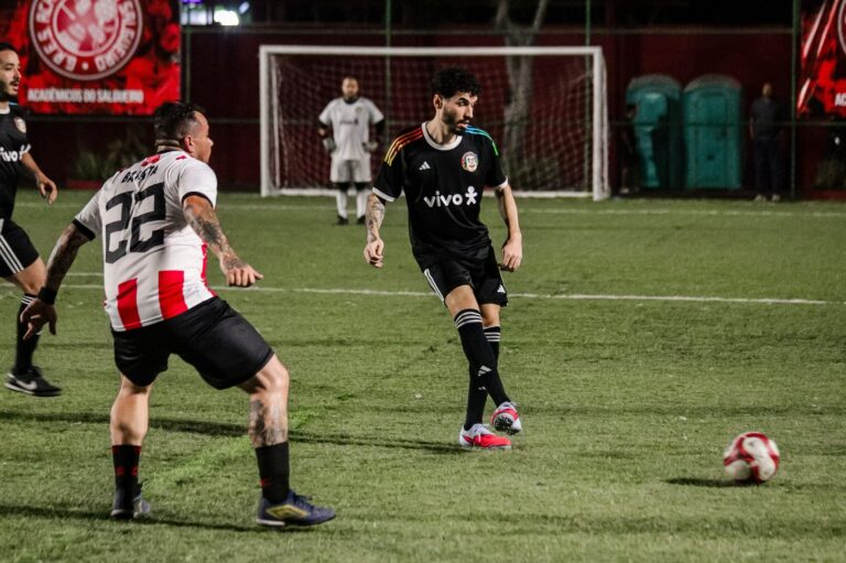 Batata e Allan disputam bola no empate entre ESPN e CazéTV; Créditos: Giselle Garcia