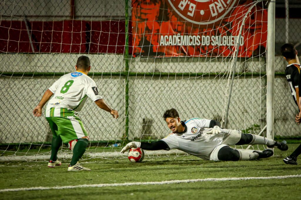 Imagem do WhatsApp de 2025-09-27 à(s) 13.33.58_303dd906 Goleiro TG da CazéTV foi o grande destaque da vitória por 2 a 1 sobre a Rádio Globo/CBN