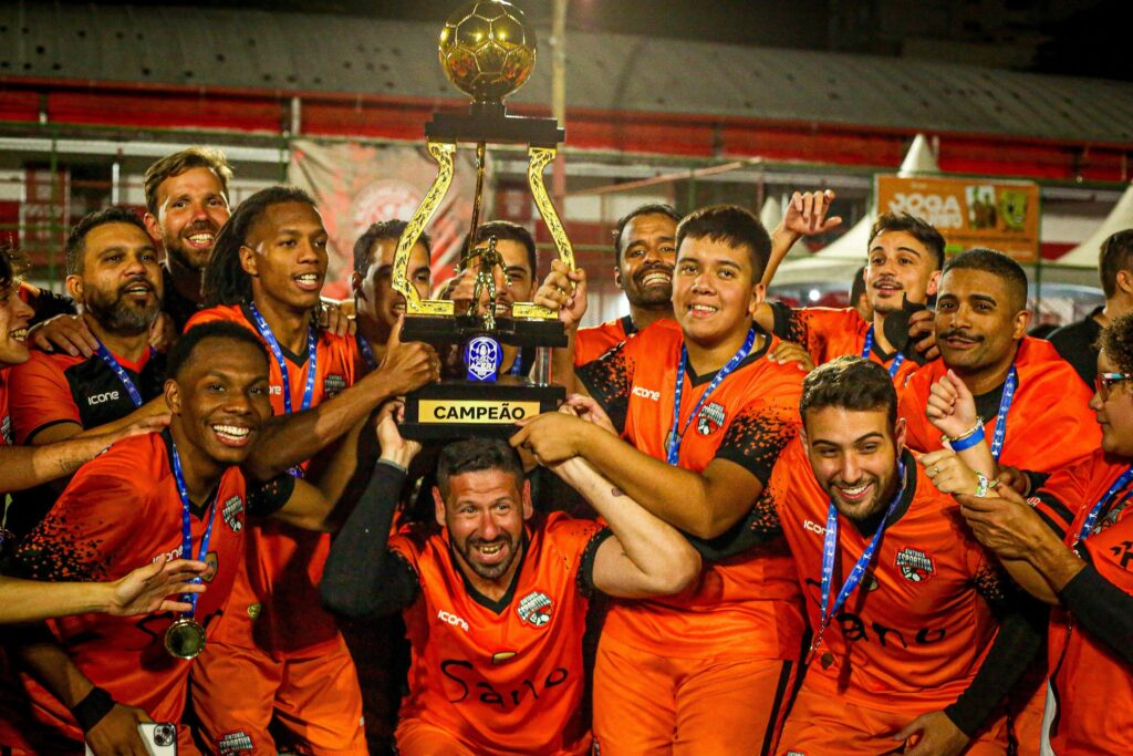 Imagem do WhatsApp de 2025-09-30 à(s) 14.30.24_2d44bd5c Os jogadores da Sintonia Esportiva comemorando a conquista da Copa ACERJ 2025; Créditos Will Felismino
