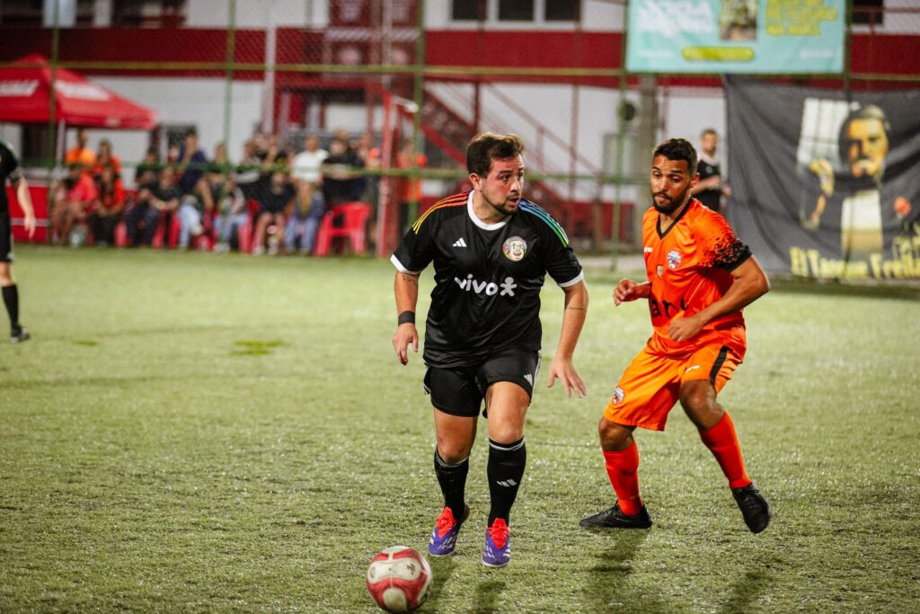 Imagem do WhatsApp de 2025-09-30 à(s) 14.31.52_de56f65d Panda e Kleber disputam a bola durante a final entre CazéTV e Sintonia Esportiva; Créditos: Giselle Garcia