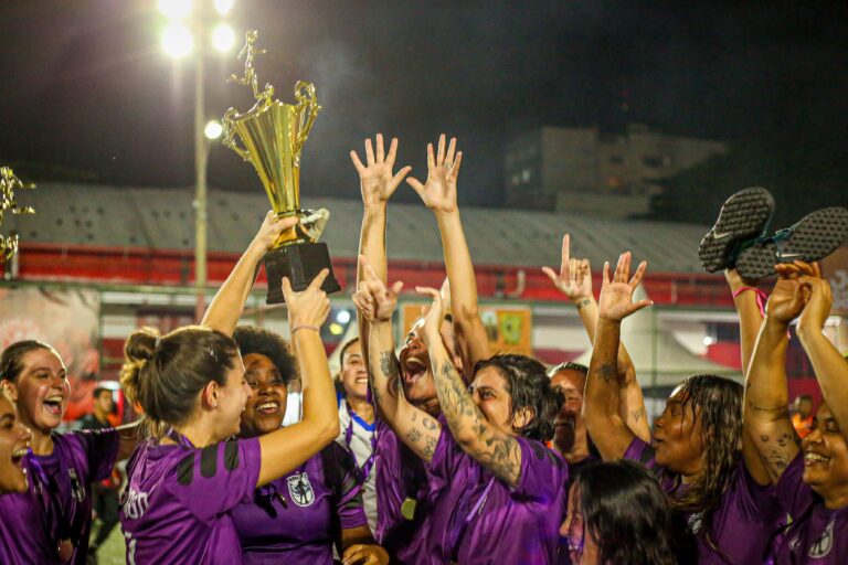 As jogadoras do Minas do Rio comemorando a conquista da Copa ACERJ 2025; Créditos: Will Felismino